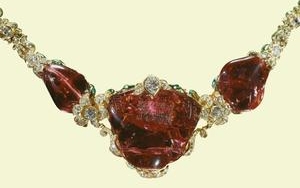 Halskette mit dem roten Spinell  = Timur Ruby (Mitte)